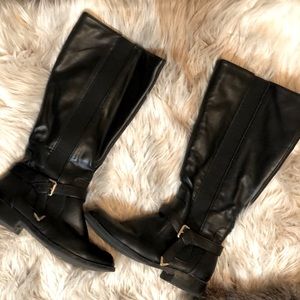 Fox fur vest and all black boots